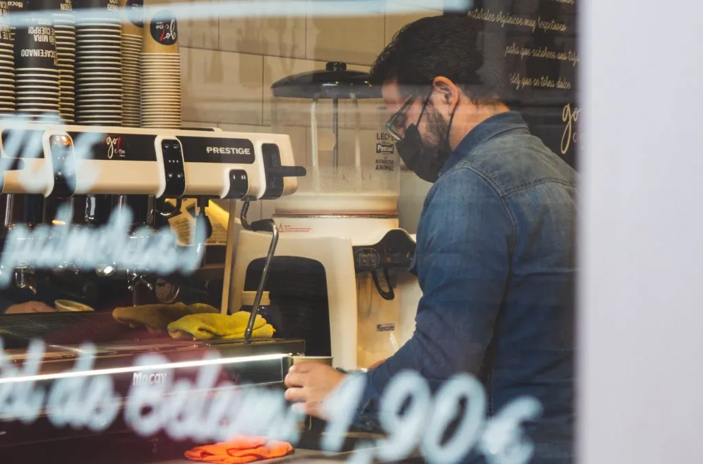 Barista de Go Coffee preparando café de especialidad